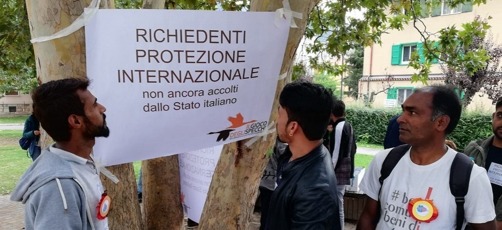 Avrebbero diritto all'accoglienza ma Istituzioni e Questura fingono di non vedere